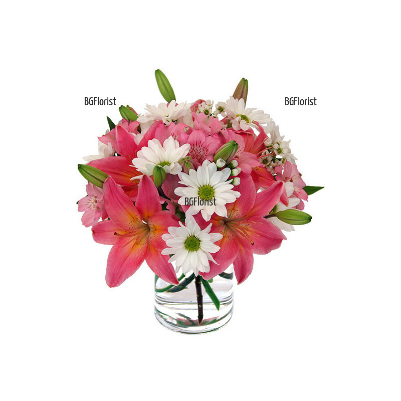 Поръчка на букет от цветя и стъклена ваза с куриер в София