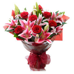 Стилен и завладяващ аранжимент от червени рози и розови ароматни лилиуми.