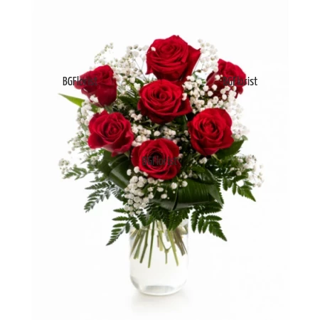 Доставка на букет от 7 рози и ваза в София