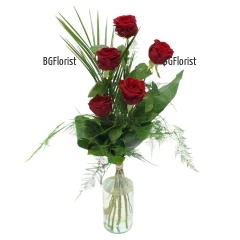 Ето го и най-поръчваният ни букет - не е случайност. Класическият букет от пет червени рози и зеленина е ненадминат в създаването на романтичен миг.