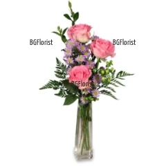 Букет от розови рози и цветя във ваза