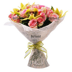 Оригинален букет от розови рози и екзотични орхидеи Цимбидиум, красиво аранжирани с подходяща опаковка и привързани с панделка.