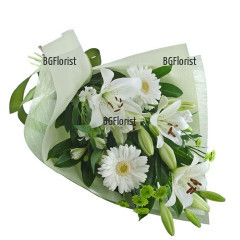 Нежен, сатенено бял букет от разнообразни цветя - ароматни лилиуми, нежни гербери, копринени алстромерии и обилна зеленина.