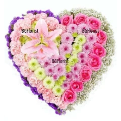 Нежно, романтично, деликатно сърце от разнообразни цветя - лилиуми, рози, хризантеми и дребни цветя.