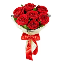 Романтично предложение от нашия онлайн магазин за цветя. Красив, романтичен букет от седем червени рози, опаковани в прегръдката на луксозна опаковка.