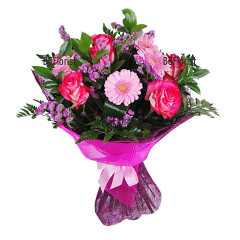 Букет от розови рози, гербери и свежа холандска зеленина с подходяща за аранжимента опаковка.