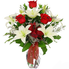 Класически букет от нежни бели лилиуми и страстни червени рози в комбинация с обилна зеленина. Възможност за доставка на цветя в София и страната.