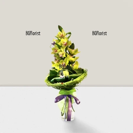Доставка на Букет от орхидея Цимбидиум и зеленина