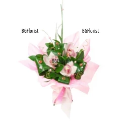 Нежен, прекрасен букет от три розови орхидеи Цимбидиум  и  обилна зеленина.