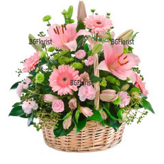 Очарователна, нежна кошница от миксови цветя в розов цвят, зелена хризантема и зеленина.