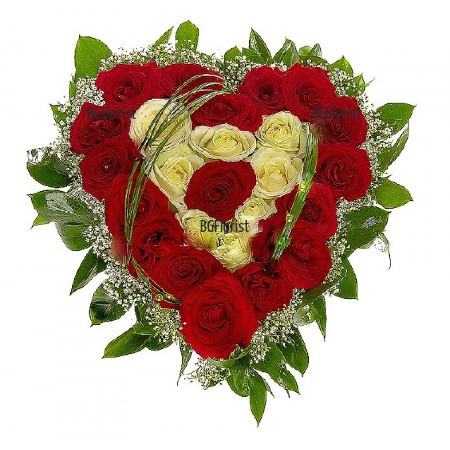 Доставка на Сърце от бели и червени рози в София