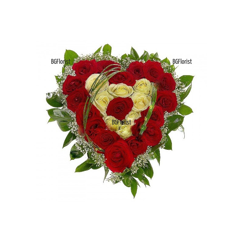 Доставка на Сърце от бели и червени рози в София