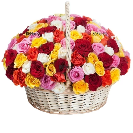 доставка на Кошница с 101 разноцветни рози