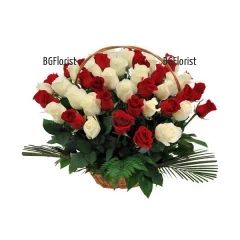 Доставка на Кошница с бели и червени рози в Русе