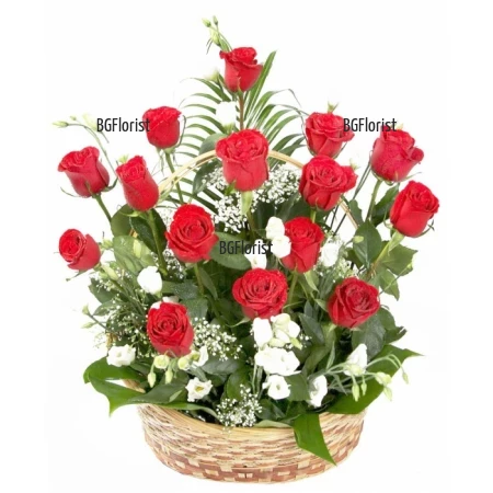 Send basket with roses and lisianthus to Sofia