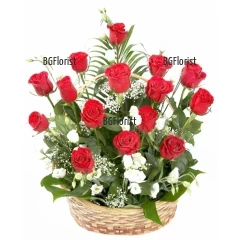 Send basket with roses and lisianthus to Sofia