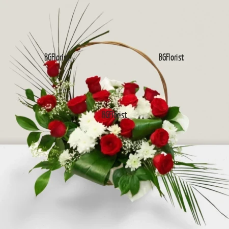 Доставка на Модерна кошница от рози и хризантеми в София