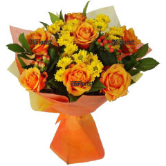 Огнен, слънчев букет от оранжеви рози, жълти хризантеми и свежа зеленина, обвит с подходяща опаковка