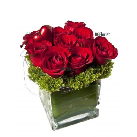Send arrangement of roses in glass cube