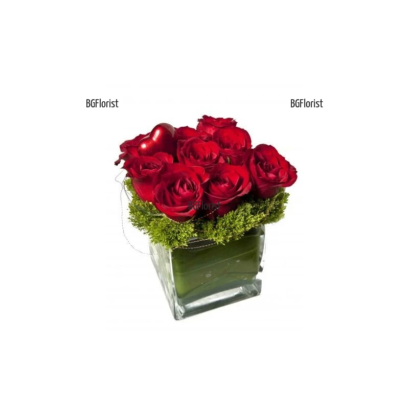 Send arrangement of roses in glass cube