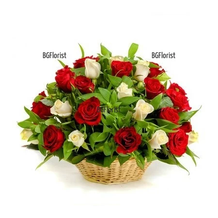 кошница с червени и бели рози