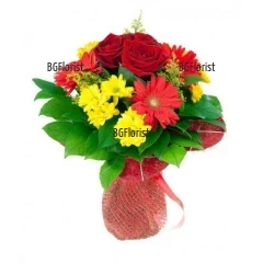 Ярък, слънчев букет от миксови цветя - червени рози и гербери, жълта хризантема и обилна зеленина.
