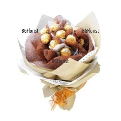 Стилен букет от луксозни шоколадови бонбони Ferrero Rocher, обвити с подходящи опаковки  и мрежа.