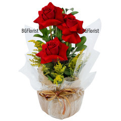 Красива, весела аранжировка от червени рози и летни цветя и зеленини за завършен ефект. Розите и зеленината са аранжирани на пиафлора