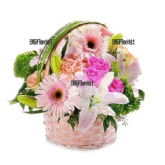 Очарователна, нежна кошница с миксови цветя - лилиум, рози, гербери, карамфили и зеленина.