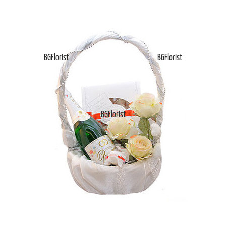 Доставка на Сатенена кошница с подаръци и цветя