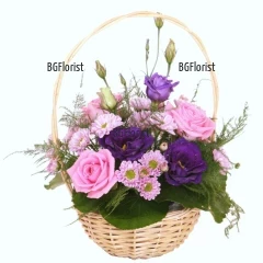 Очарователна кошница, аранжирана с миксови цветя в пастелени нюанси - рози, еустоми, хризантеми и свежа зеленина.