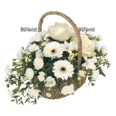 Прекрасна кошница, аранжирана с разнообразни бели цветя- рози, гербери, карамфили, еустоми и свежа зеленина.