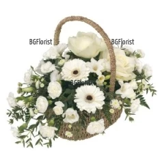 Прекрасна кошница, аранжирана с разнообразни бели цветя- рози, гербери, карамфили, еустоми и свежа зеленина.