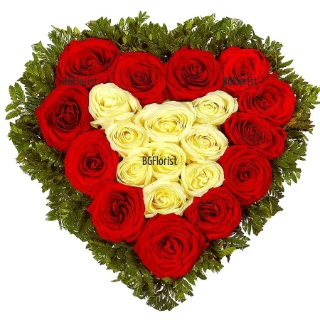 Любовен шепот - сърце от бели и червени рози
