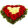 Любовен шепот - сърце от бели и червени рози