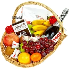 Original gift for the loved ones. Gift basket, arranged with variuos fruits and gifts