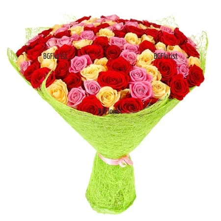 Доставка на букет от 101 разноцветни рози с куриер на адрес
