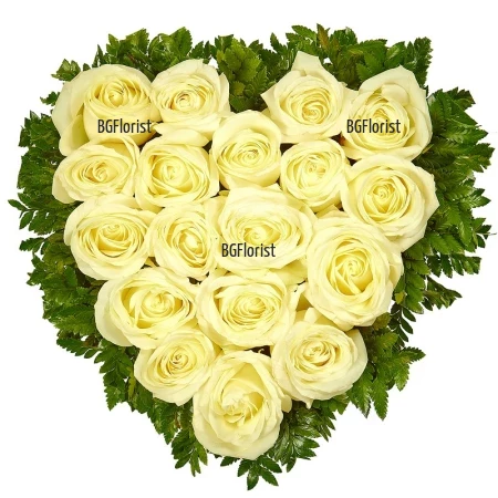 Доставка на сърце от бели еквадорски рози с куриер