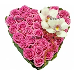 Доставка на сърце от розови рози и орхидея с куриер