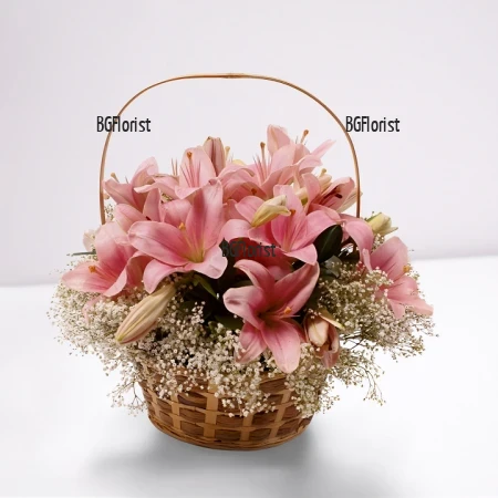 Доставка на кошница с розови лилиуми в Пловдив