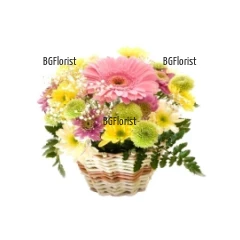 Слънчева, пъстра кошница, аранжирана с разноцветни миксови цветя