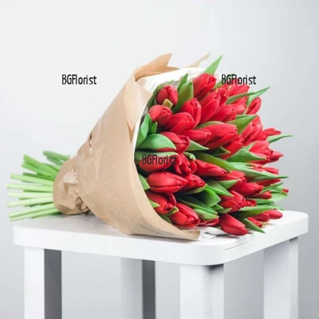 Online order and delivery of bouquets of tulips by courier.