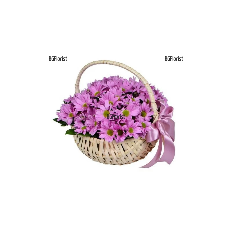 Доставка на красива кошница с розови хризантеми