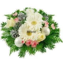 Нежен, светъл букет от бели цветя - гербери, рози, хризантеми, коледна зеленина и декорация.