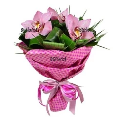 Exotic, original and of course, a beautiful bouquet of orchids, abundant greenery and luxury paper. Fascinate the loved ones with this gorgeous bouquet, send it to their home or office