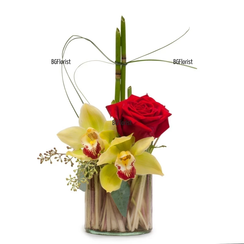 Красива аранжировка в стъклен съд от орхидеи и рози