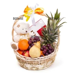 Изберете тази кошница с разнообразни подаръци - плюшено мече, кутия вкусни бонбони Мерси и разнообразни сезонни плодове.