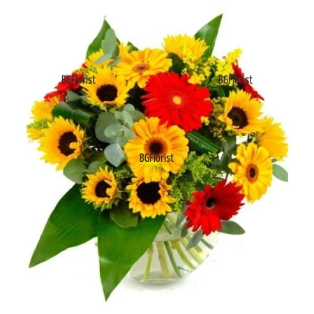 Поръчка на голям букет от слънчогледи и други цветя