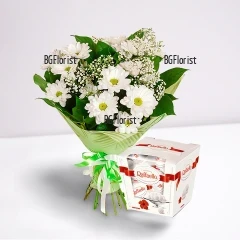 Букет от хризантеми и бонбони Рафаело