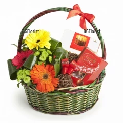 An online order for a basket with flowers and gifts.